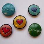 Speksteen rond met hart - carpe diem - kleur ass.  5cm 