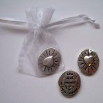 Verzilverde munt 'love is all you need'