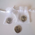 Verzilverde engelenmunt - Love Angel - in organza zakje