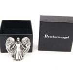 Verzilverde beschermengel  4x3.5cm in doosje