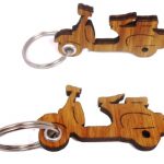 AANBIEDING Sleutelhanger Scooter / motor hout  6.5x3.5cm