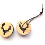 Hangertje / munt Hert hout  3.4 cm