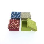 Doosje lokta papier stippen ass. 7x7x4 cm