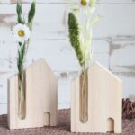 Robuust houten huis met vaasje 10x3x14 cm (excl. accessoires) - Afbeelding 2