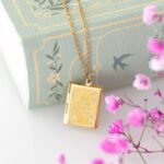 (April '26) Ketting Boekvom in cadeaudoos (11x8,5x2,5cm) - Afbeelding 2