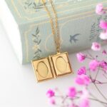 (April '26) Ketting Boekvom in cadeaudoos (11x8,5x2,5cm) - Afbeelding 6