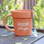 Keramische mok in bloempotvorm met scheplepel "Gardener of the Year" in geschenksdoos - Afbeelding 2