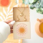 Ketting en Oorbellen "Zon" in cadeaudoos (8x8x3cm) - Afbeelding 2